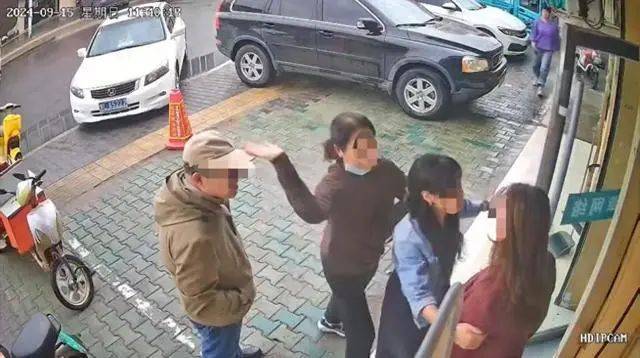 怎么开皇冠信用网_退休公职人员因停车纠纷暴力伤人?警方通报:伤者被打成轻伤一级怎么开皇冠信用网,两人行拘