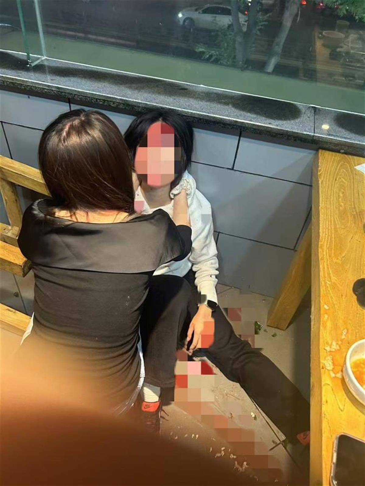 皇冠信用登2代理_河北保定4名女高中生遭多名男子围殴皇冠信用登2代理,有女生满脸是血,当事人:他们搭讪被拒