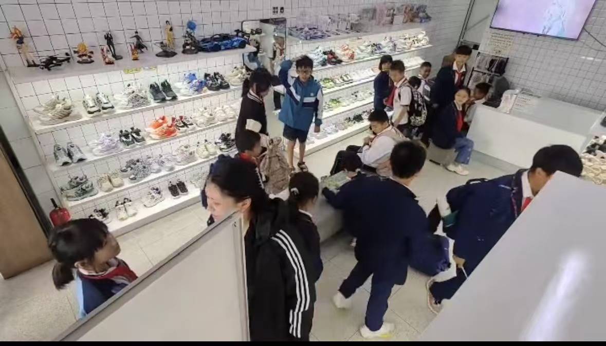 皇冠代理怎么拿_广东一鞋店老板睡过头皇冠代理怎么拿,被一群着急看电视的小学生连敲带喊催开门,调皮网友点外卖助攻
