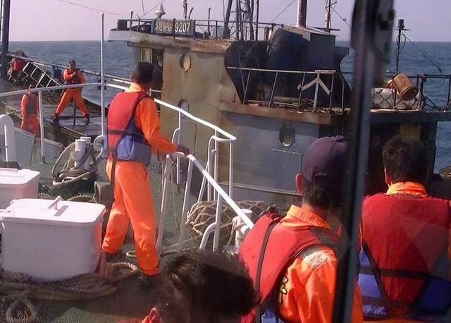 皇冠信用盘代理登3_两岸舰船对峙72小时!岛内使出“拿手绝活”皇冠信用盘代理登3,结果狼狈收场