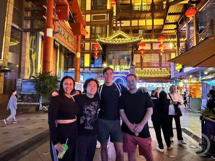 皇冠信用网怎么租_重庆小哥把“上班之路”发到网上皇冠信用网怎么租,全世界网友惊呆了!