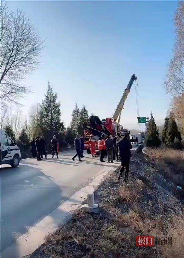 hga010代理_山西网红“丐中丐”夫妻车上直播时双双遇难hga010代理,直播间网友目睹过程,交警:被旁边货车坠落重物砸中