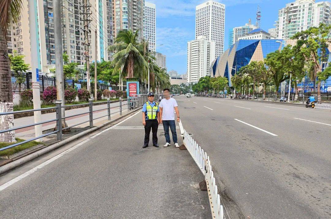 皇冠信用網会员开户_事发海口!男子一大早开车撞护栏皇冠信用網会员开户,交警一查:有蹊跷!