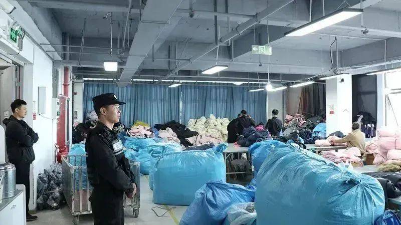 皇冠信用網申请条件_羽绒服爆大雷皇冠信用網申请条件!3000多元买的羽绒服拆开全是飞丝!许多网友剪开了自己的衣服……