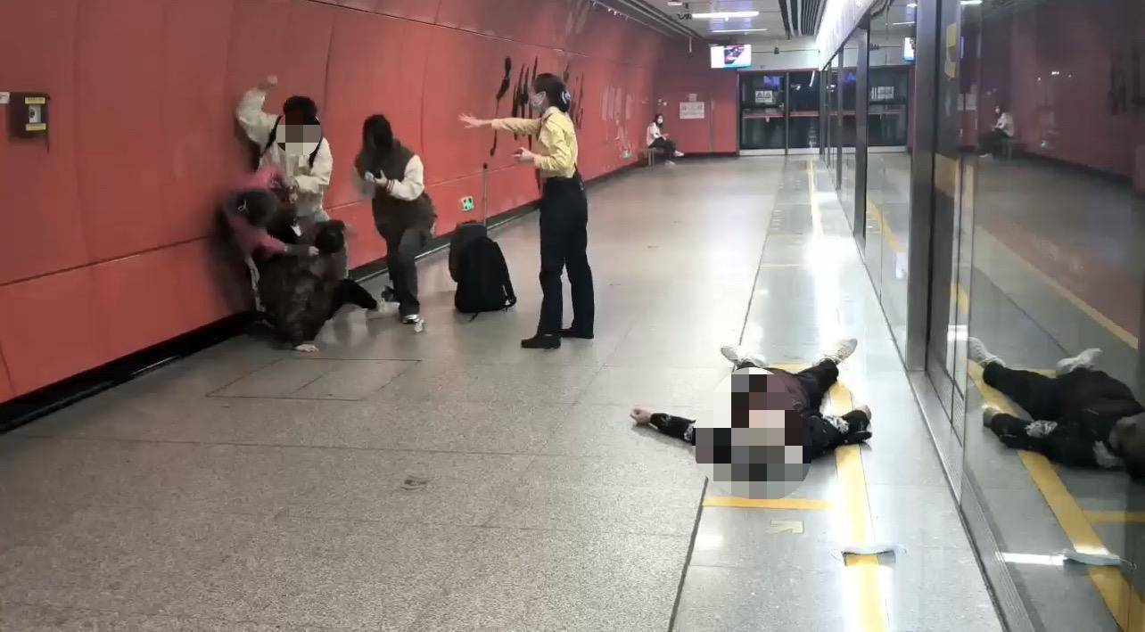 皇冠信用網结算日_广州地铁被曝5人发生肢体冲突皇冠信用網结算日,有老人倒地!警方称正在调查