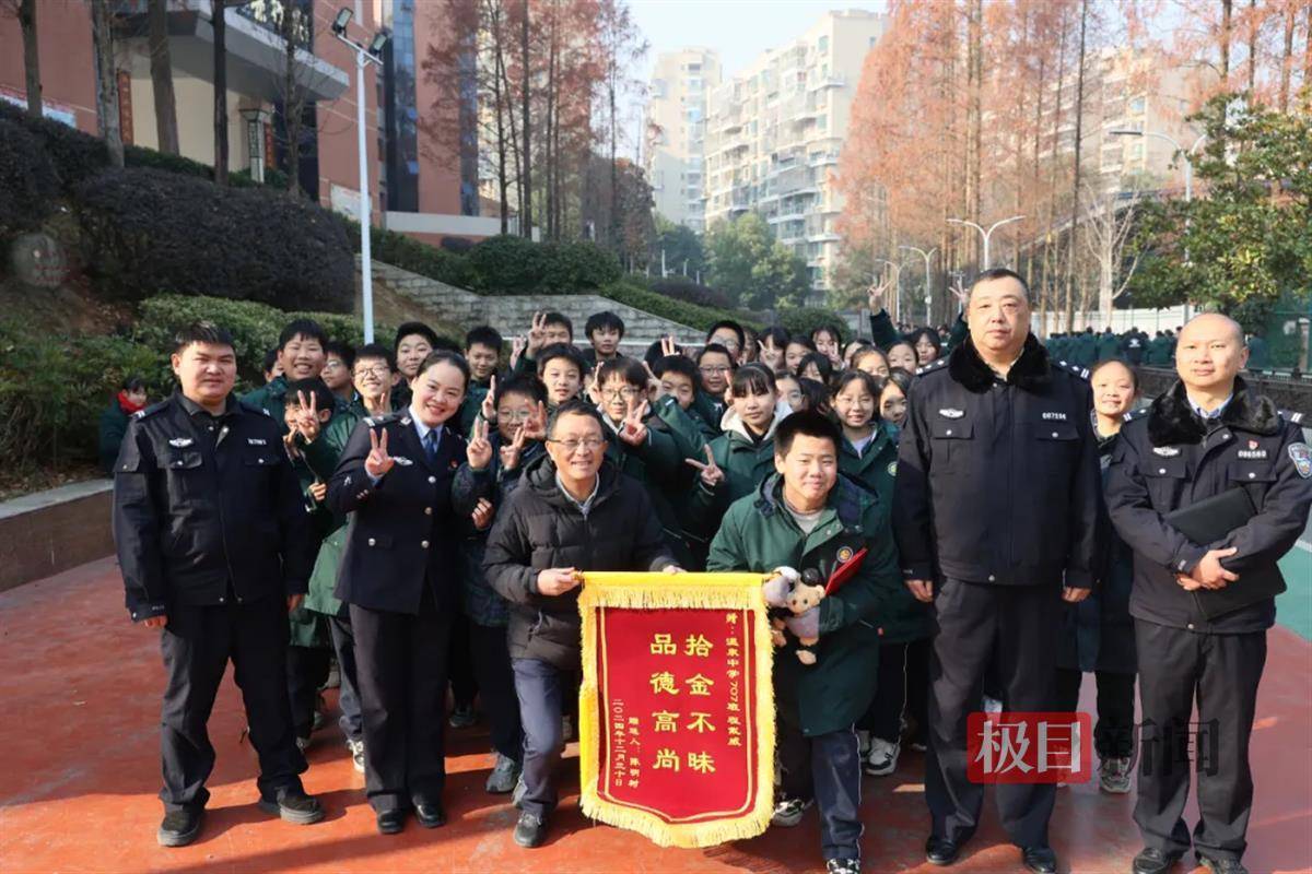 Eindhoven VS Arsenal_湖北咸宁一学生放学路上捡到手机交给警方Eindhoven VS Arsenal,民警和失主进校给他送“大礼包”