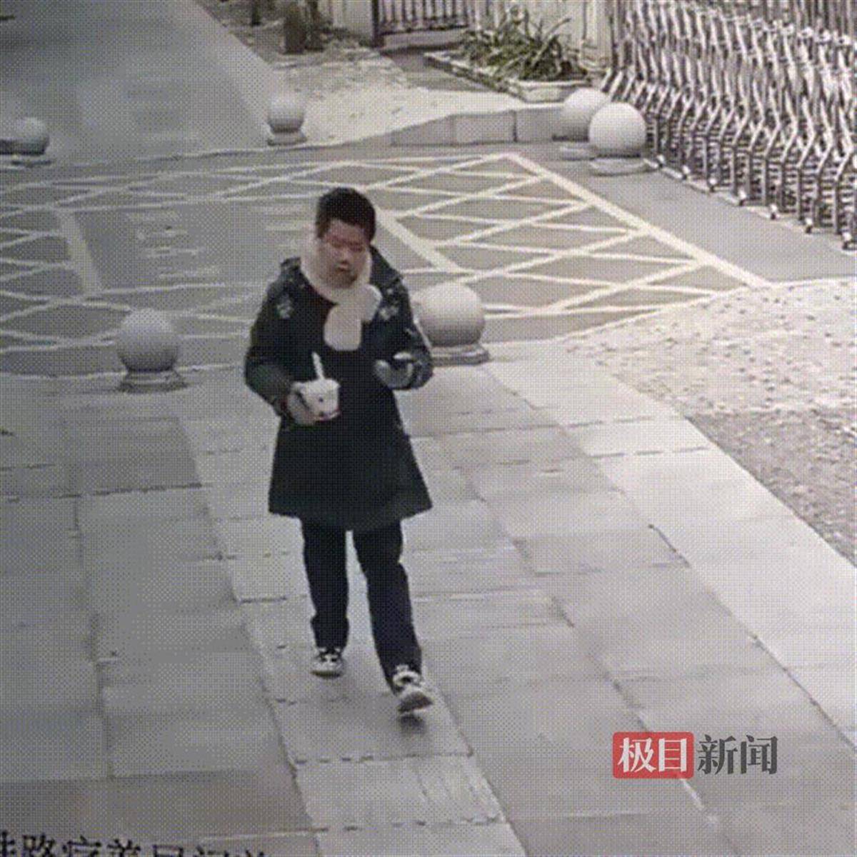 Eindhoven VS Arsenal_湖北咸宁一学生放学路上捡到手机交给警方Eindhoven VS Arsenal,民警和失主进校给他送“大礼包”