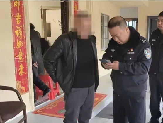 怎么开通皇冠信用网口_大年初一怎么开通皇冠信用网口,他在饭桌上被警察带走