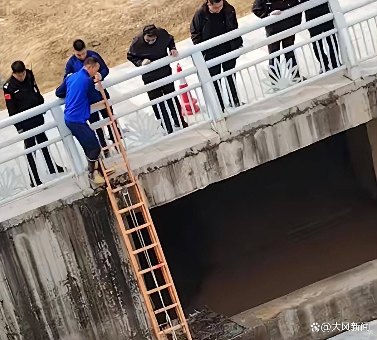 皇冠信用出租代理_网友发视频称大桥下发现大量疑似百元大钞皇冠信用出租代理，山西吕梁民警借助消防梯踩冰捡拾，详情尚在进一步调查
