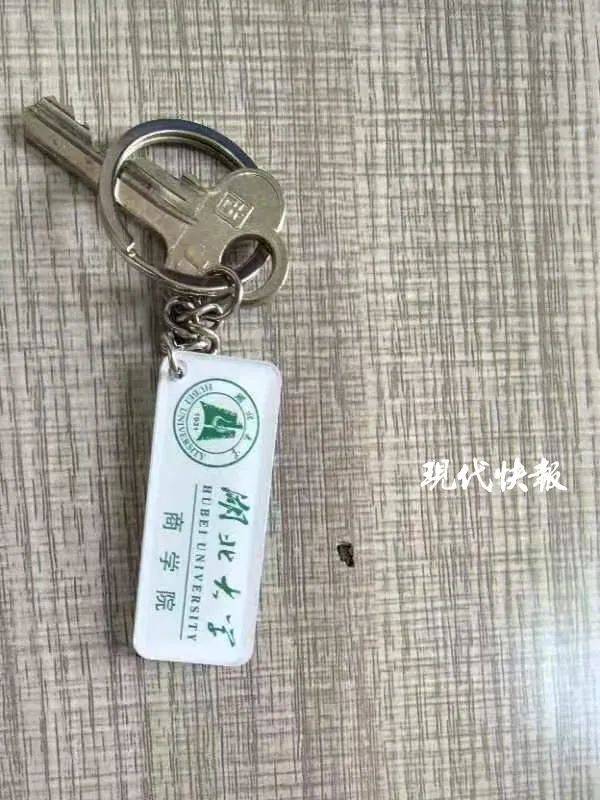 皇冠信用网登3代理注册
_湖北大学19岁女生失联数日皇冠信用网登3代理注册
,警方称已找到手机均关机,家人:在湖边发现女生衣物