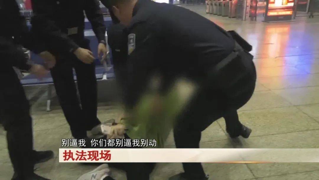 皇冠足球平台在哪里注册
_“老赖”车站被抓皇冠足球平台在哪里注册
,竟质问法官:为何不抓我妈 !