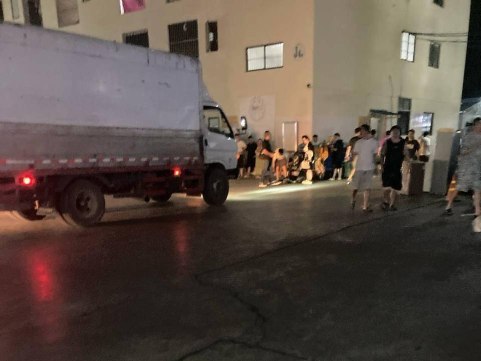 皇冠信用网代理_柬埔寨扫荡电诈园区大批人员转移皇冠信用网代理,当地华人:有人跳车逃跑,警方设卡严查