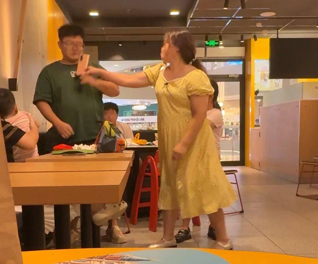 皇冠足球平台代理
_女子在麦当劳殴打辱骂他人皇冠足球平台代理
,叫嚣:“我认识大把警察”,打伤工作人员赔偿后又反悔投诉