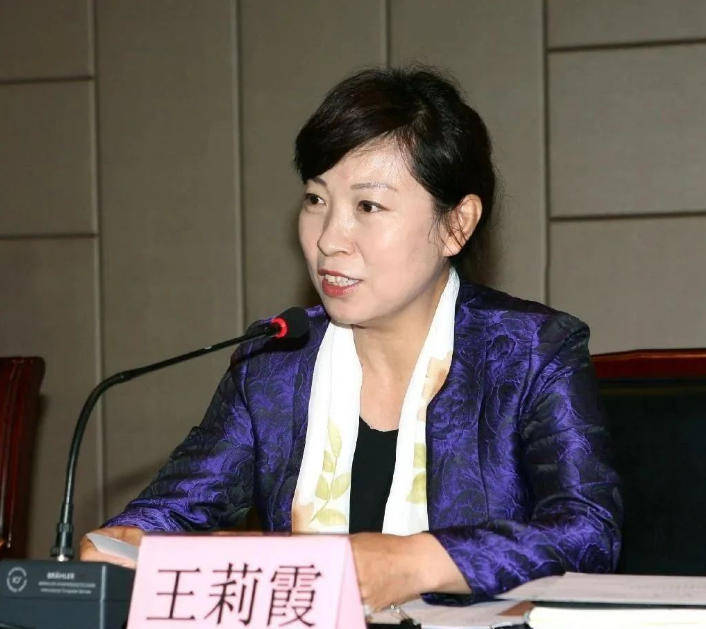 艾里斯vs阿波罗利马素尔
_“换装主席”王莉霞的堕落:从光鲜人设到腐败深渊