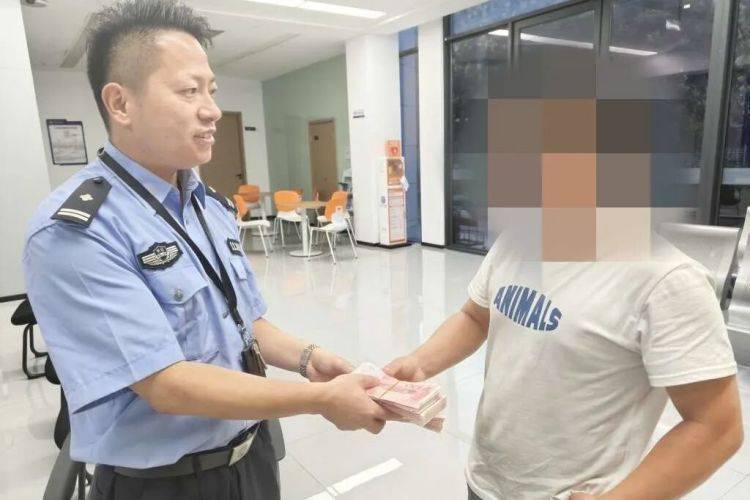 皇冠信用网怎么注册_路边发现可疑包裹皇冠信用网怎么注册,一男子鬼鬼祟祟……民警打开后惊呆了