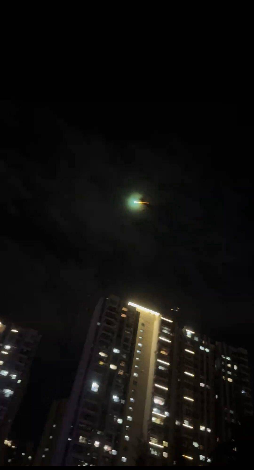 皇冠信用盘账号开通_福建多地夜空现不明飞行物?目击者称速度极快放蓝绿色光芒皇冠信用盘账号开通,专家回应