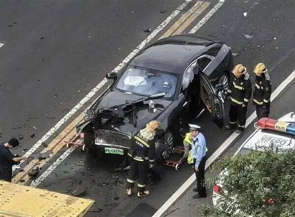 皇冠信用网如何申请_陈震谈劳斯莱斯车祸后续:对方为网约车皇冠信用网如何申请,已联系到伤者家属,会全力支付应该负担的赔偿
