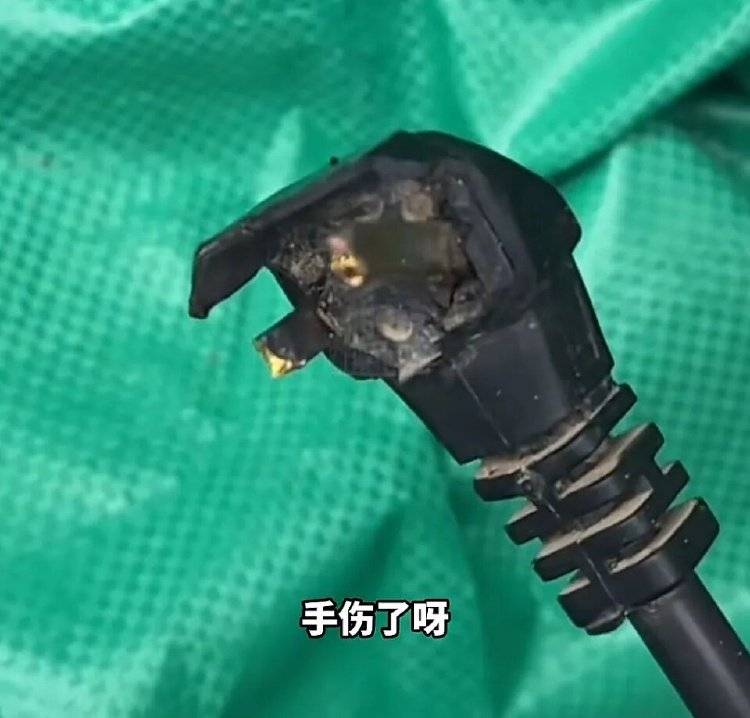 世界杯信用网平台出租
_手被烧熟!金手镯被烧熔!女子给电动车充电世界杯信用网平台出租
,不慎碰到充电口受伤