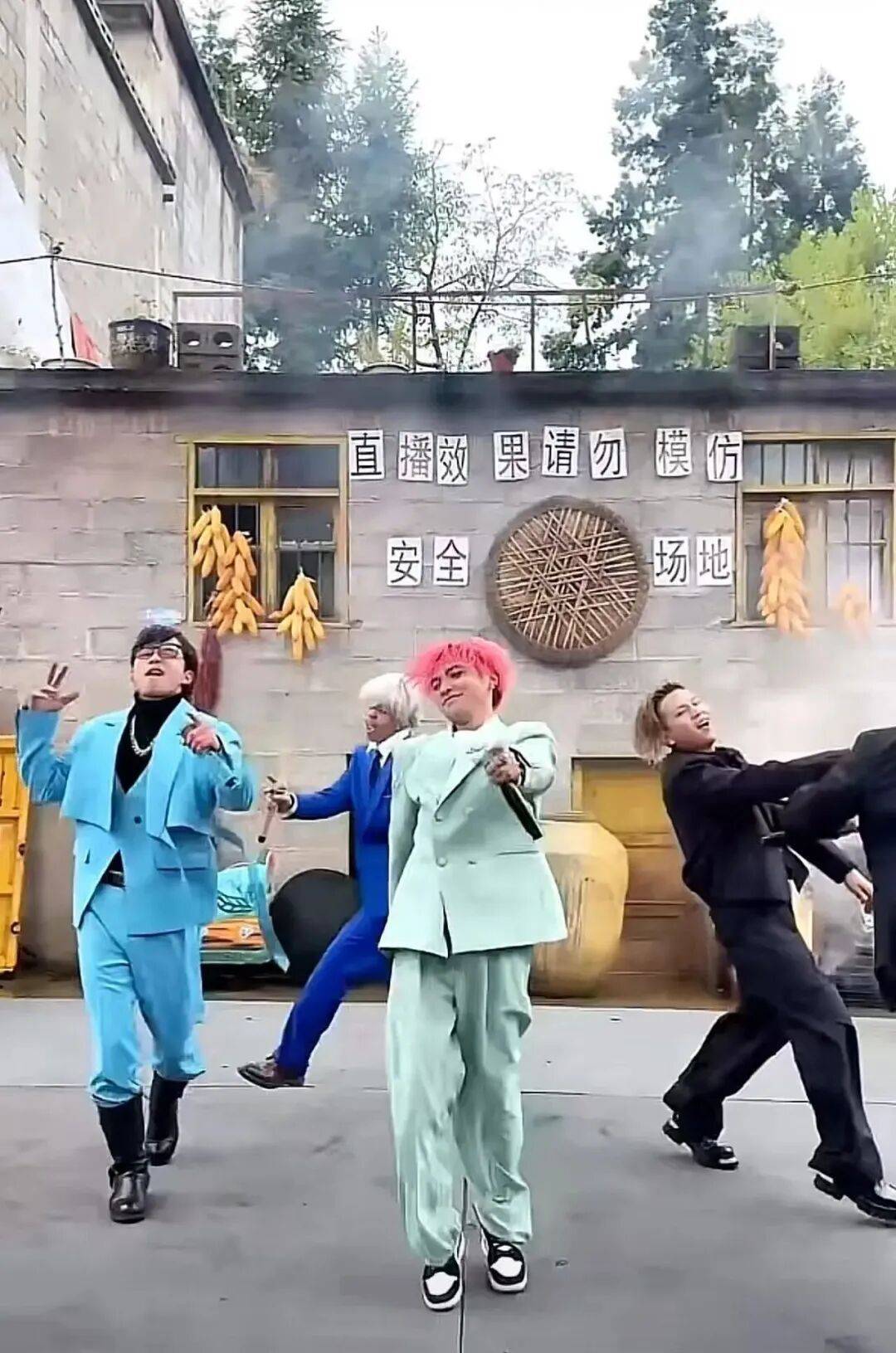 足球网站代理_“云南BIGBANG”爆火足球网站代理，5人为亲兄弟！百万人直播间围观，各大品牌争夺榜一，当地文旅局回应