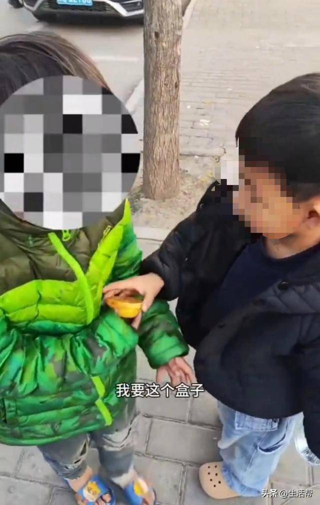 皇冠信用代理流程_西安7岁女孩寒风中穿凉鞋路边捡吃的皇冠信用代理流程，父亲称妻子离世家境窘迫，民政局：已妥善安排