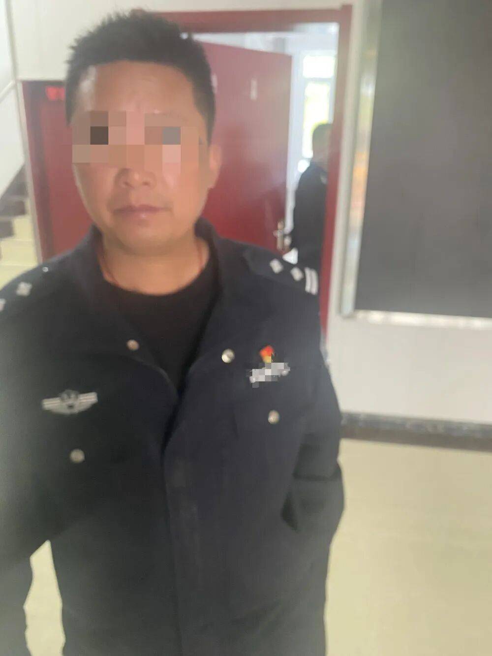 皇冠信用开号
_母亲派出所里遭民警责骂皇冠信用开号
,男子插话后被拖进女厕群殴!涉案警员公开受审