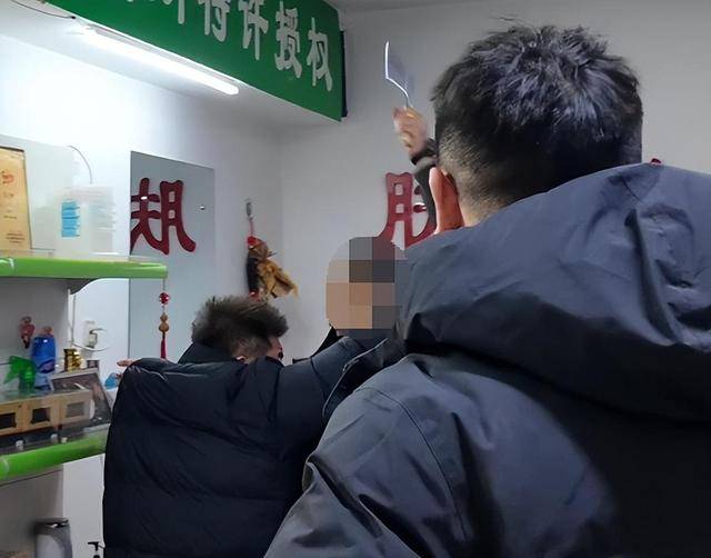 佛得角足球_打假博主被店主用30cm砍刀追砍佛得角足球，警方：行政拘留五日；博主：将申请行政复议