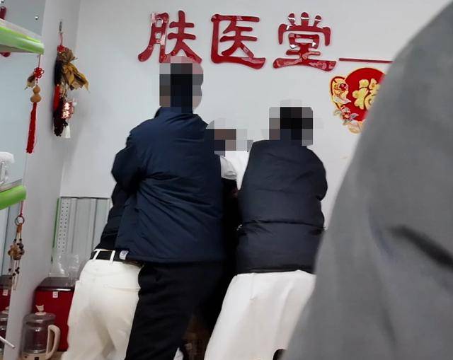 佛得角足球_打假博主被店主用30cm砍刀追砍佛得角足球，警方：行政拘留五日；博主：将申请行政复议