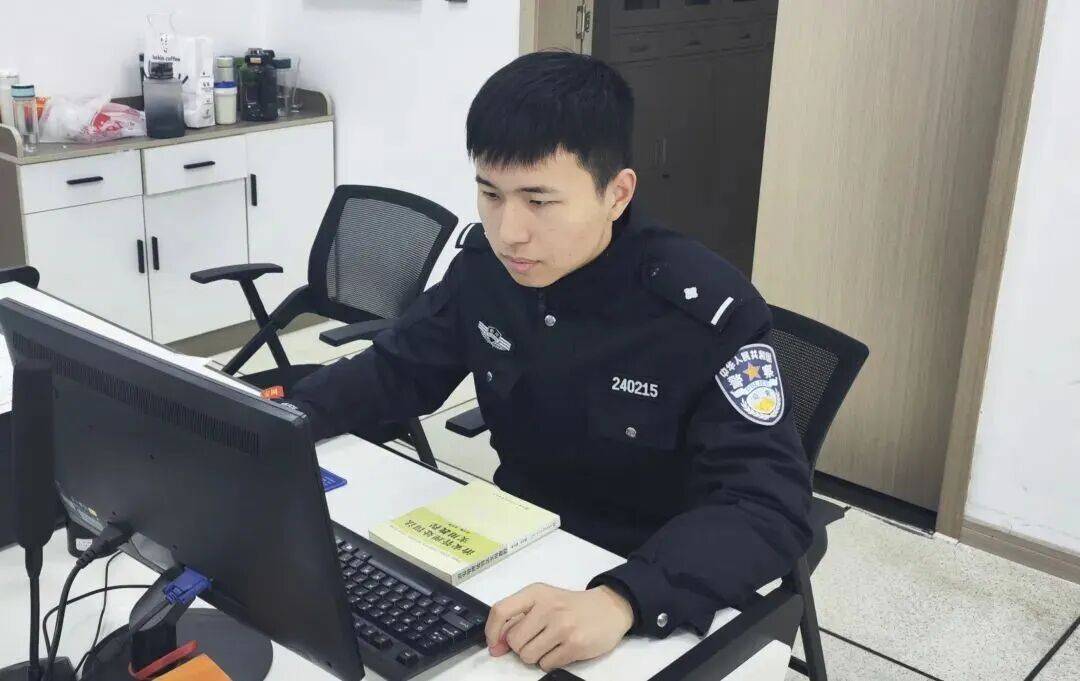 亚洲杯u20直播_“脚断了亚洲杯u20直播,这辈子完了!”游客在1200米山上赏雪受伤,浙江民警带4人将其抬下:我是民警,我得在第一个