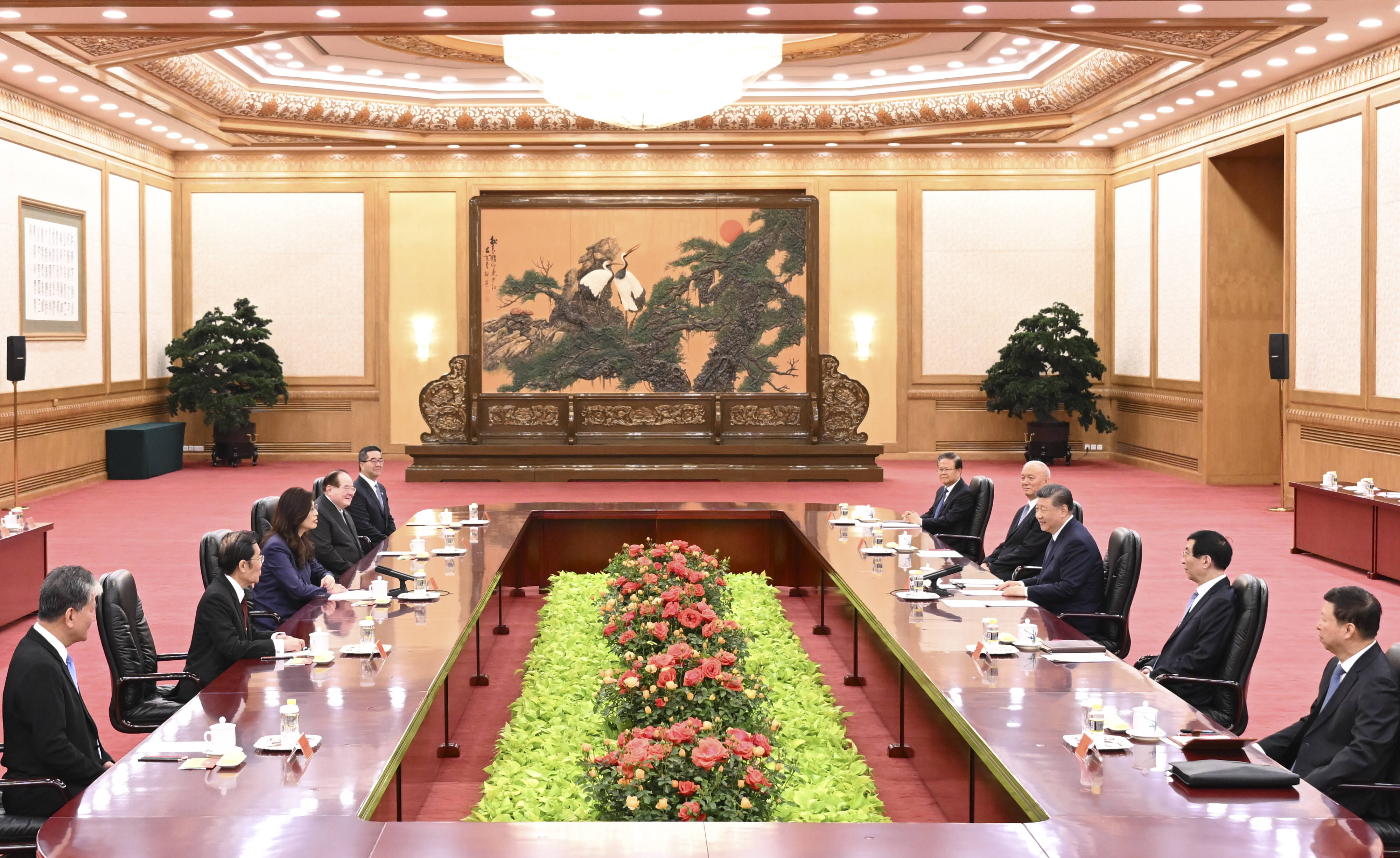 皇冠信用网最高占成_习近平总书记会见中国国民党主席郑丽文